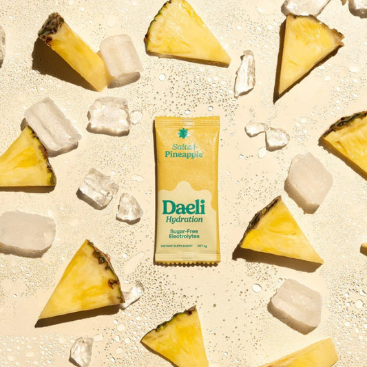 Daeli Hydration packet with pineapple slices and ice cubes on a light background